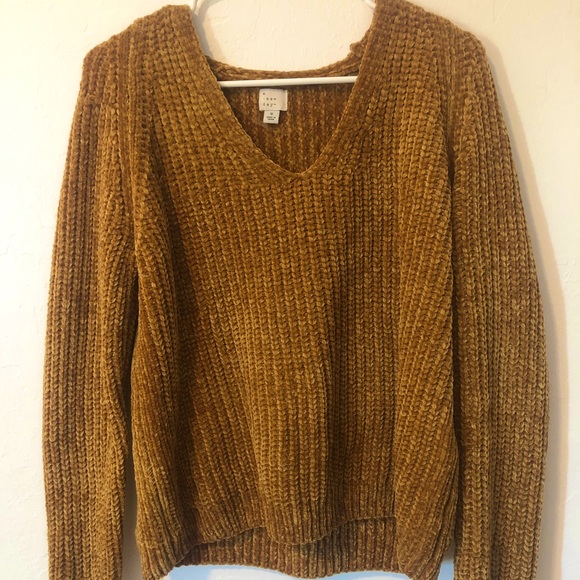 Very Soft Yellow Knitted Sweater. - Picture 1 of 4
